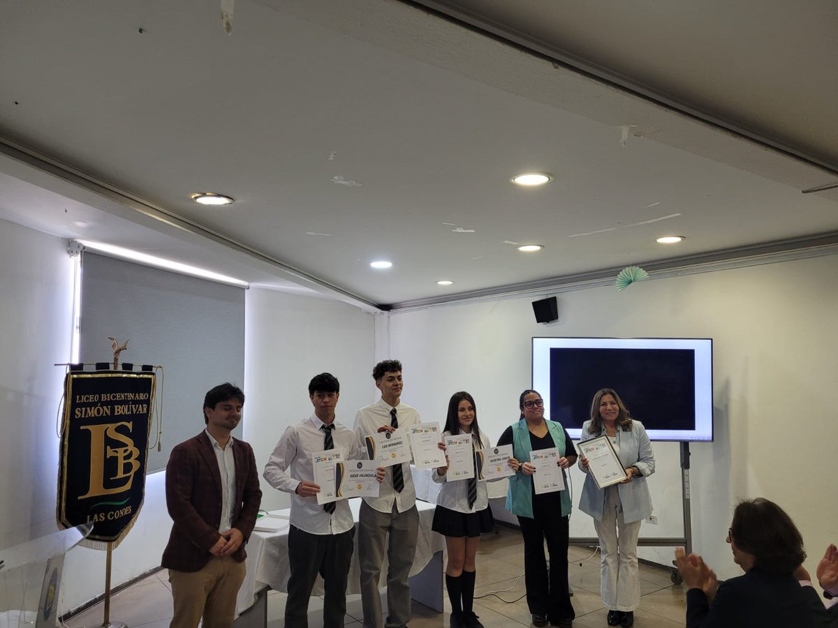 🏆 Celebramos el 3º Premio del Desafío STEM concedido al equipo del Colegio Simón Bolívar de Las Condes por su proyecto "Utilización de desechos sólidos orgánicos en la producción de autobronceantes naturales para el cuidado de la piel”
¡Enhorabuena al equipo y a sus docentes!
