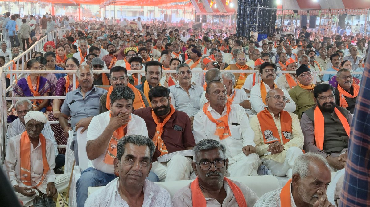 આજે સુરેન્દ્રનગર ખાતે ગુજરાતના નવનિયુક્ત પ્રદેશ અધ્યક્ષશ્રી જગદીશભાઈ વિશ્વકર્માજીના અભિવાદન સમારોહમાં ઉપસ્થિત રહ્યા.પ્રદેશના હોદેદારો,જિલ્લા પ્રમુખશ્રી,ધારાસભ્યશ્રીઓ, સાંસદશ્રી,જિલ્લાના હોદેદારો,પૂર્વ હોદેદારો અને બહોળી સંખ્યામાં કાર્યકર્તા ભાઈઓ- બહેનોની પ્રેરક ઉપસ્થિતિ રહી હતી.