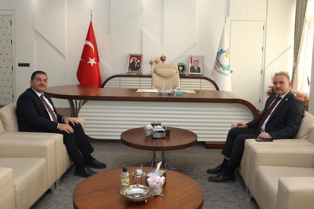 Harran Üniversitesi Rektörümüz Sn. Prof. Dr. Mehmet Tahir Güllüoğlu ile 7 Kasım’da düzenlenecek Akademi İstasyon İkinci Koordinasyon Toplantısı öncesi Belediyemizde bir araya geldik.

Nazik ziyaretleri için teşekkür ediyorum.

<a href="/mtahirgulluoglu/">Prof. Dr. Mehmet Tahir GÜLLÜOĞLU</a>