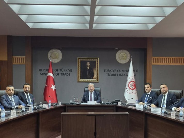 mahmutgurcan's tweet photo. Ülkemizin sanayi, ticaret ve girişimcilik ekosistemine önemli katkılar sunan Boğaziçi Sanayici, İş İnsanları ve Yöneticileri Derneği (BOSİYAD) Yönetim Kurulu Başkanı Sayın Nail Balin ve kıymetli Yönetim Kurulu Üyeleri ile bakanlığımızda bir araya gelerek verimli bir toplantı gerçekleştirdik.

Görüşmemizde, iş insanlarımızın sahada karşılaştıkları sorunları, beklentilerini ve çözüm önerilerini dinledik. Bu çerçevede, Bakanlığımız tarafından yürütülen projeleri, devam eden destek ve teşvik mekanizmalarını ele alarak; iş dünyamızın ihtiyaçları doğrultusunda geliştirilebilecek uygulamaları istişare ettik.

Ticaret Bakanlığı olarak; tüm sektörlerimizin büyümesi, iç ve dış ticaretimizin güçlenmesi, girişimcilerimizin uluslararası pazarlarda daha etkin bir konuma ulaşması için çalışmalarımızı kararlılıkla sürdürüyoruz. Yenilikçi, çözüm odaklı ve istişareye dayalı yönetim anlayışımızla, iş dünyamızdan gelen her bir öneriyi dikkatle değerlendiriyor; ihtiyaç duyulan düzenlemeleri hayata geçirmeye devam ediyoruz.

#TürkiyeYüzyılı vizyonumuz doğrultusunda; üretimi artıran, ihracatı güçlendiren, istihdamı destekleyen her adımda iş dünyamızla birlikte yürümeye devam edeceğiz.

@bosiyad_org