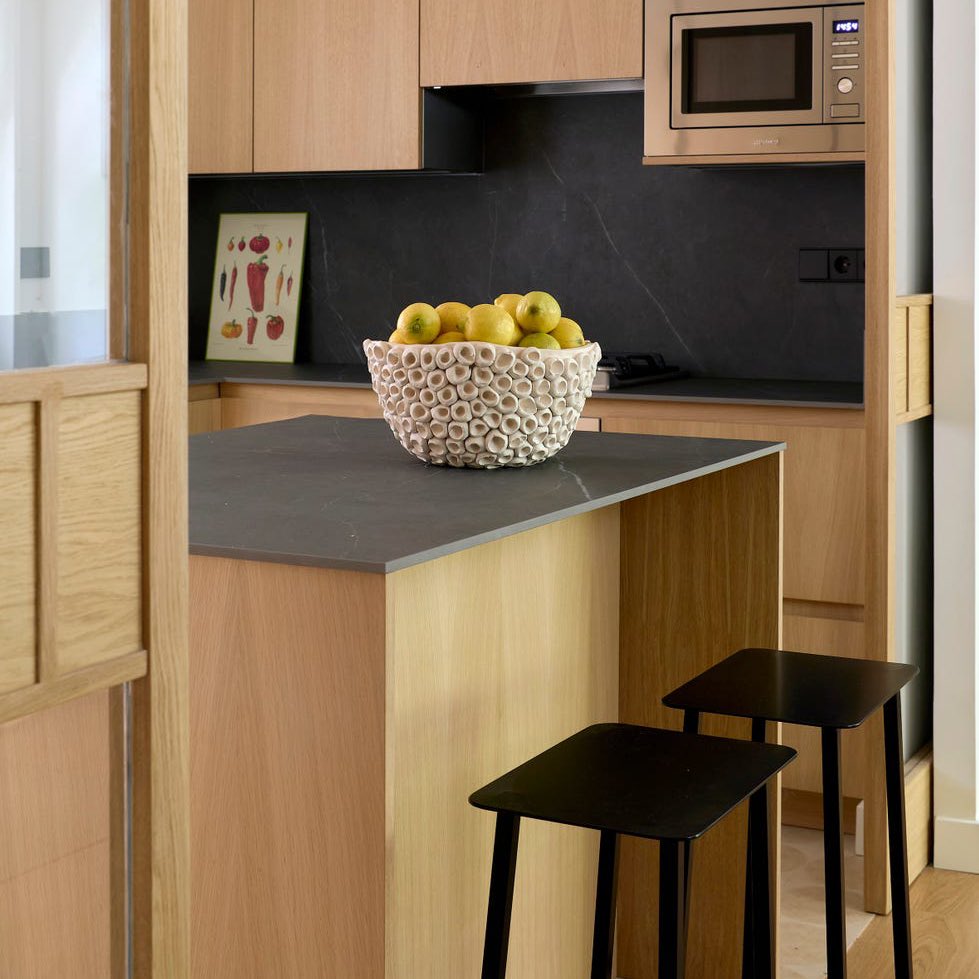 Nuevo_Estilo's tweet image. Una casa con dos dormitorios, dos baños, cocina semi integrada despacho y sobre todo, una gran librería azul. nuevoestilo.es/casas/a6919434…

Proyecto: Mariñas Estudio 
Fotos: Carla Capdevila