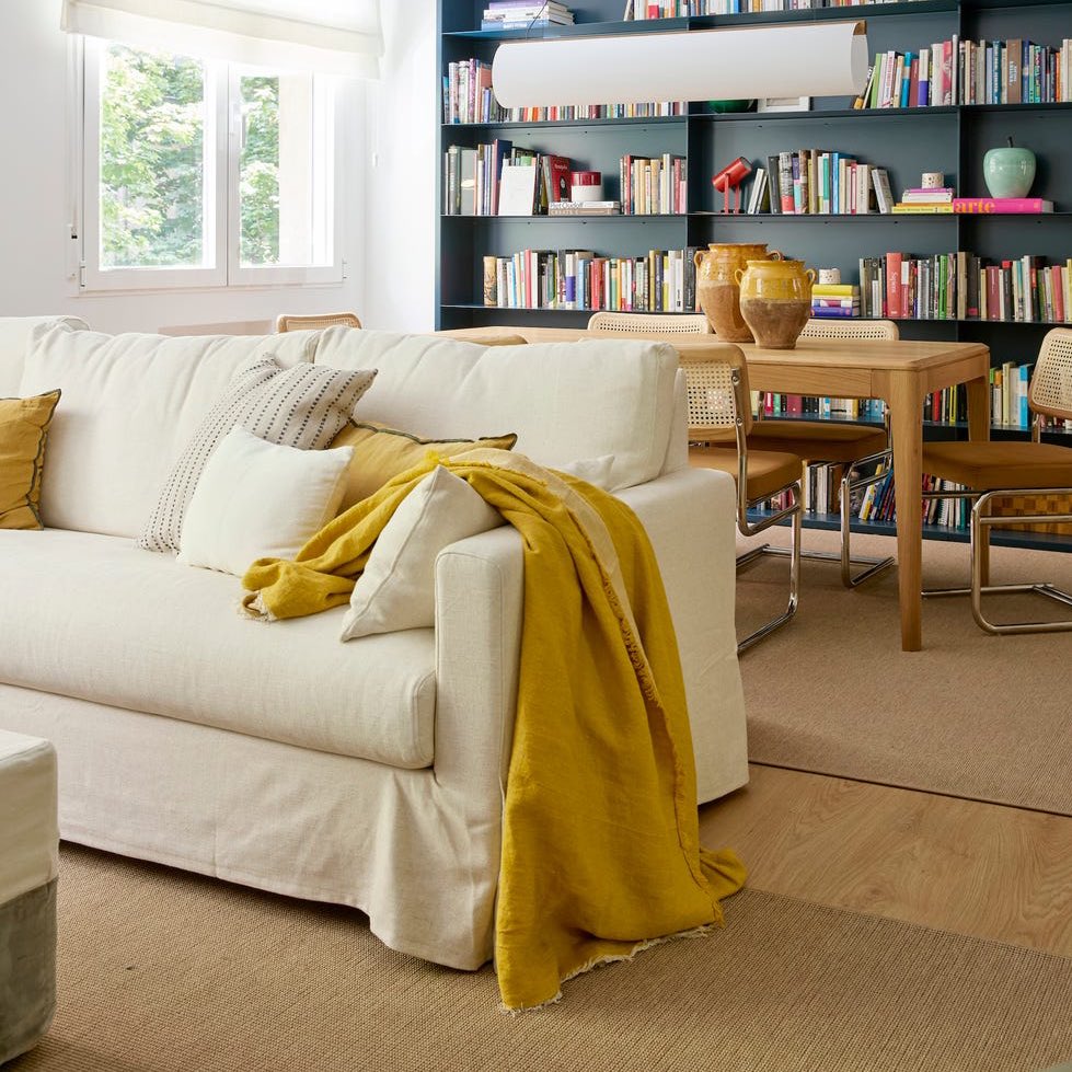 Nuevo_Estilo's tweet image. Una casa con dos dormitorios, dos baños, cocina semi integrada despacho y sobre todo, una gran librería azul. nuevoestilo.es/casas/a6919434…

Proyecto: Mariñas Estudio 
Fotos: Carla Capdevila