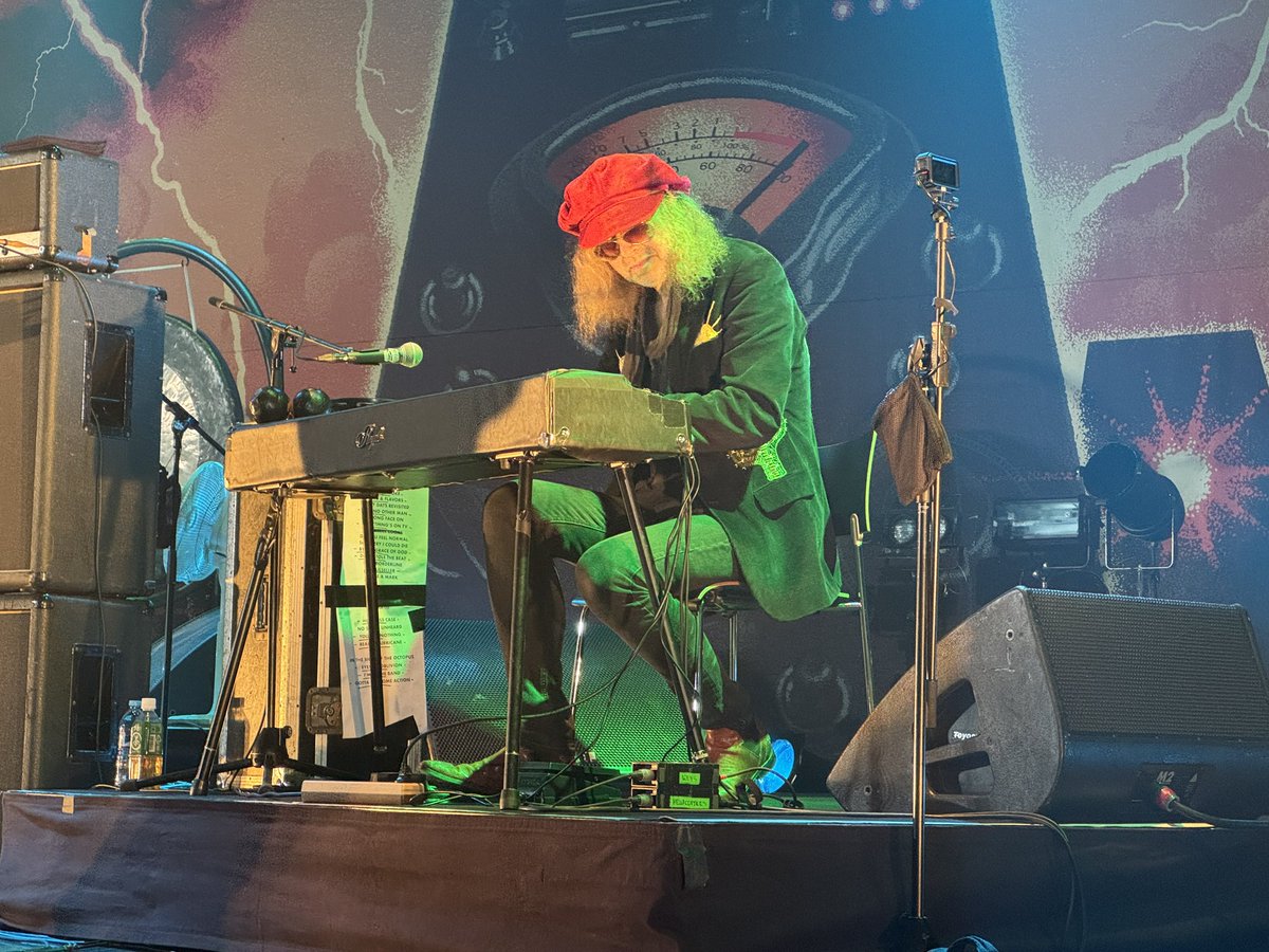 The Hellacoptersカッコ良過ぎ！NickeとLGのツインギターが音もステージアクションもシンクロしてて気持ちが良い！どのアルバムからも満遍なく選曲されたセットリストで大満足！中でも"Born Broke"の曲中のアレンジは痺れた〜！また必ず来日して欲しい！！
#TheHellacopters #ザヘラコプターズ