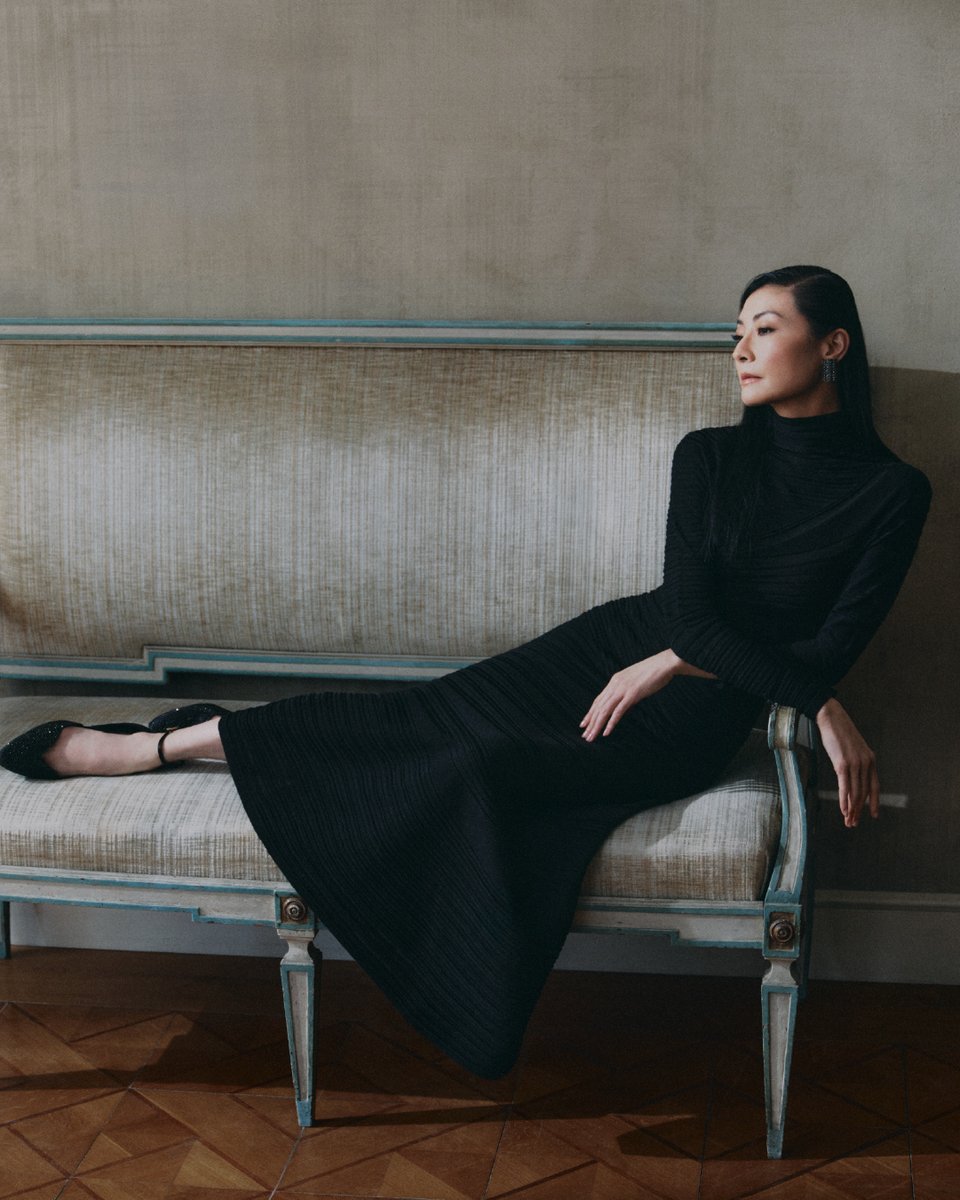 Every coin toss holds a fate. Discover Yuanyuan Tan’s in her Crossroads Story.

Directed by Celine Song.

#GiorgioArmaniCrossroads #TheWaitingRoom