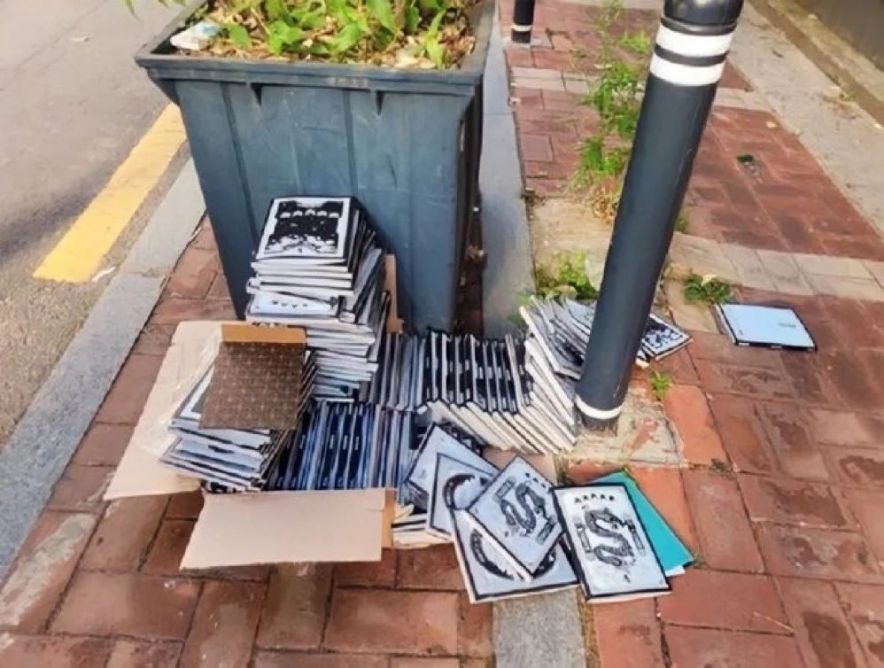 doigror's tweet image. and don’t be surprised if you found stray kids albums in trash, that’s massive sales