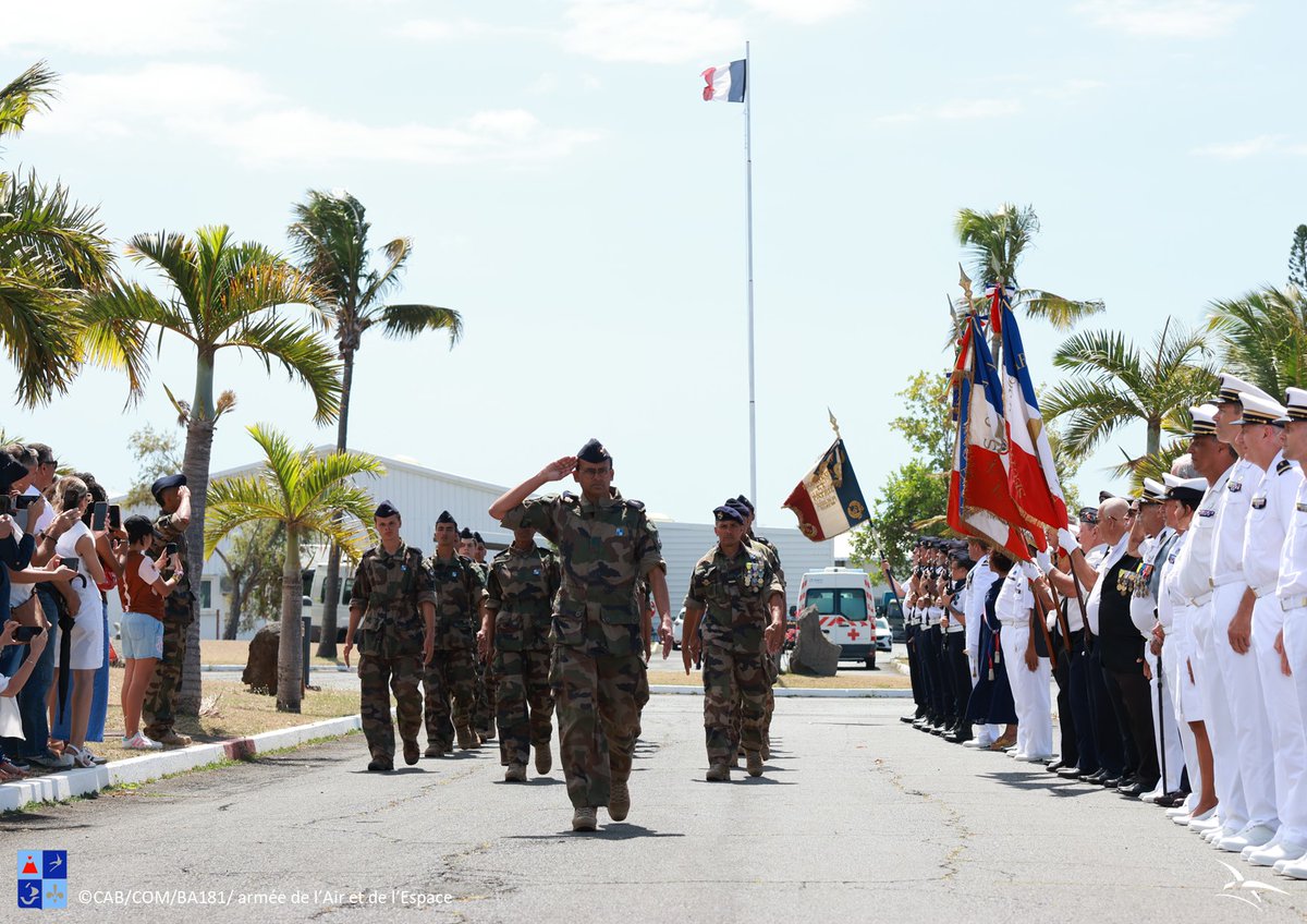 Armee_de_lair's tweet photo. 2 bases, 2 ambiances… mais un même esprit : celui de la jeunesse engagée ! Présentation au drapeau pour 12 réservistes après leur #FMIR à La Réunion et pour 329 élèves techniciens de l’EETAAE de Saintes. Servir, apprendre, s’élever : fiers d’être Aviateurs https://t.co/olq3yiH3g9
