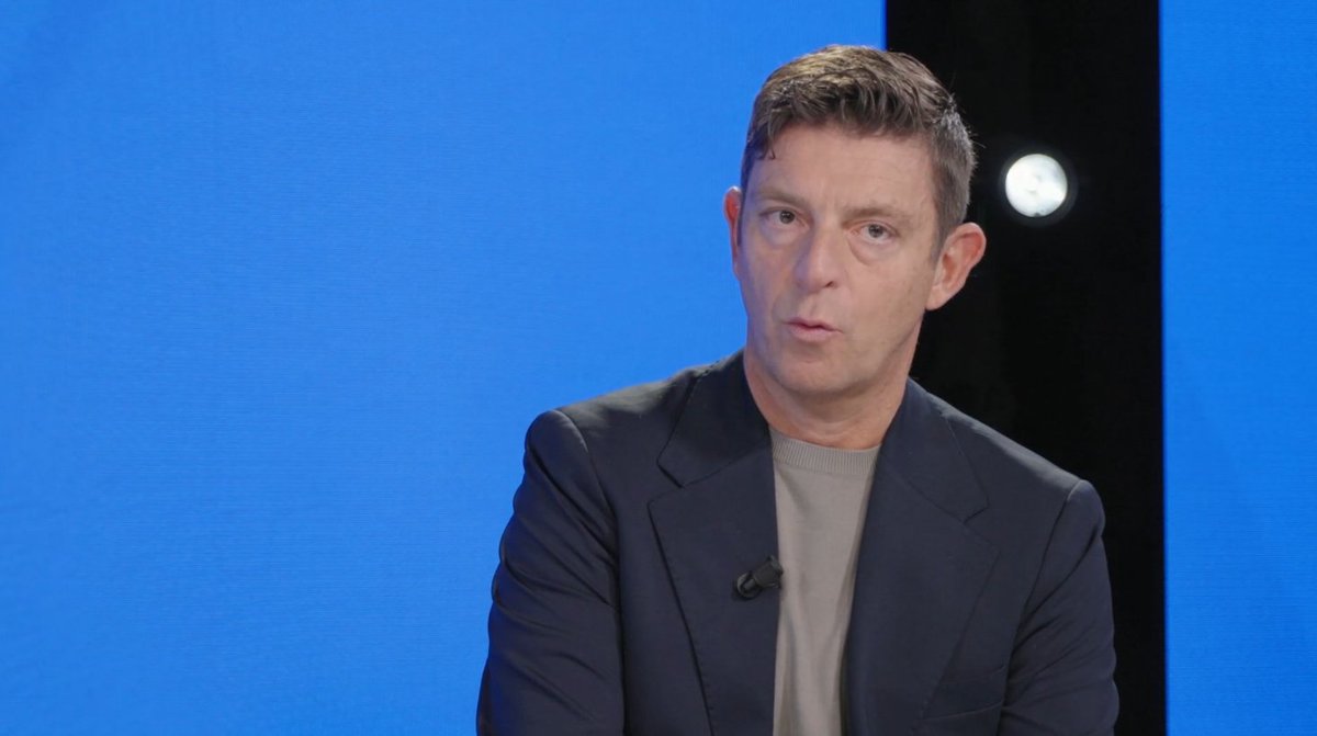marifcinter's tweet photo. Inter-Fiorentina, Rocchi: "Il rigore su Pio Esposito è evidente e plateale"

"Era un calcio di rigore da assegnare in campo innanzitutto: ci sono tutte le possibilità per poterlo fare. La cosa su cui mi sono raccomandato con loro sulle trattenute è che, andando step by step, la prima cosa che devono controllare è l'atteggiamento del difensore: qui l'atteggiamento del difensore è soltanto quello di trattenere l'avversario. Il pallone tra l'altro arriva proprio lì. La decisione giusta era assegnare rigore in campo e qualora l'arbitro non riuscisse a farlo, è da OFR. La titubanza e il dubbio che hanno avuto era da trasformare in OFR: ho sempre detto a loro che se una cosa non convince al 100%, la decisione finale la prende l'arbitro e non il VAR. Perché altrimenti sostituiamo il VAR all'arbitro e non va bene: è chiaro che è una decisione da prendere con rapidità perché la platealità dell'intervento del difensore è evidente. Se si prende in campo, si facilita anche chi è al monitor"