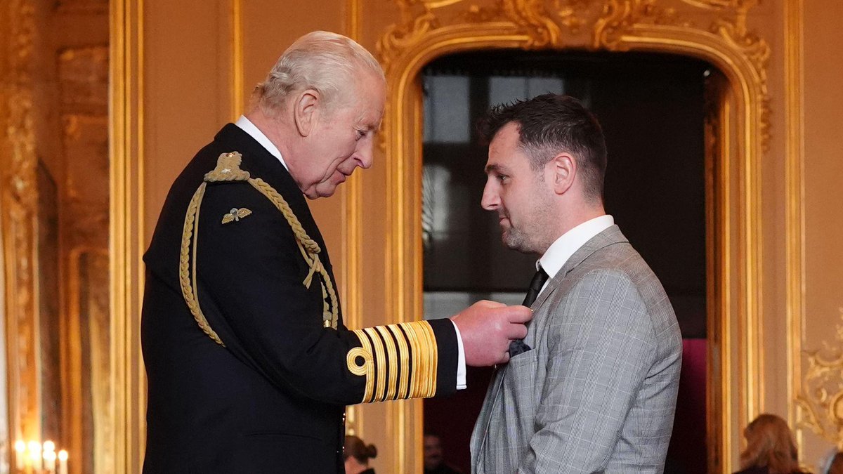 ttracesofficial's tweet image. MICHAEL DUNLOP MBE🏅

Today at at a ceremony at Windsor Castle, Michael Dunlop MBE, 33-time TT winner and the most successful rider in our event’s history, was invested by King Charles III for Services to Motorcyle Racing.

The King of the Mountain, now honoured by the King. 

A…