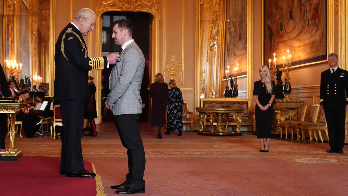 ttracesofficial's tweet image. MICHAEL DUNLOP MBE🏅

Today at at a ceremony at Windsor Castle, Michael Dunlop MBE, 33-time TT winner and the most successful rider in our event’s history, was invested by King Charles III for Services to Motorcyle Racing.

The King of the Mountain, now honoured by the King. 

A…