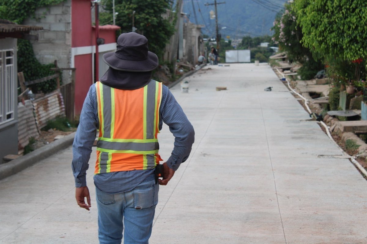 AlcaldiaDCHN's tweet image. 🚧 Hemos mejorado la red vial de la capital en 91 puntos, pavimentando con concreto hidráulico, empedrado y huellas más de 72 kilómetros. 🛣🚜👷‍♂️

¡Que siga lo bueno y hecho con el corazón!🫰

#amdc #rehabilitacionvial #pavimentacion #tegucigalpa #comayaguela