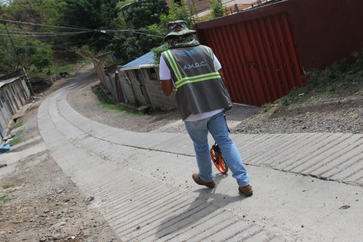 AlcaldiaDCHN's tweet image. 🚧 Hemos mejorado la red vial de la capital en 91 puntos, pavimentando con concreto hidráulico, empedrado y huellas más de 72 kilómetros. 🛣🚜👷‍♂️

¡Que siga lo bueno y hecho con el corazón!🫰

#amdc #rehabilitacionvial #pavimentacion #tegucigalpa #comayaguela