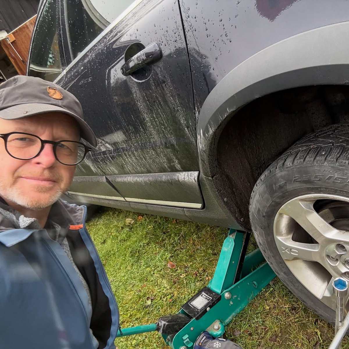 Domkraft på höstig mjuk gräsmatta vid däckbyte är kanske inte helt genomtänkt.