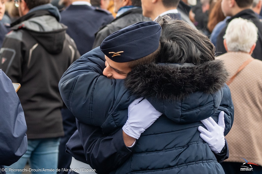 Armee_de_lair's tweet photo. 2 bases, 2 ambiances… mais un même esprit : celui de la jeunesse engagée ! Présentation au drapeau pour 12 réservistes après leur #FMIR à La Réunion et pour 329 élèves techniciens de l’EETAAE de Saintes. Servir, apprendre, s’élever : fiers d’être Aviateurs https://t.co/olq3yiH3g9
