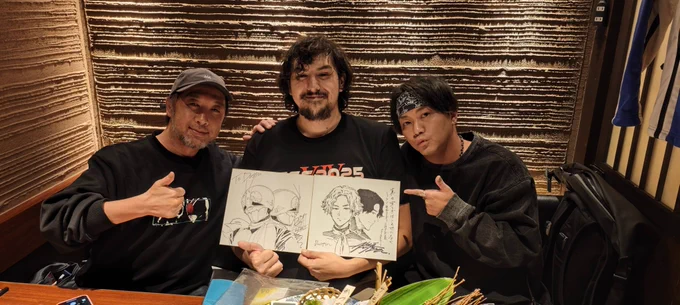 今日はアメリカのNo. 1ライダーコスプレイヤーのDustin, 『真の安らぎはこの世になく』の藤村緋二さんとお食事会!
藤村さんはTBSの収録帰りにお時間いただきました!
正直時間が足りなかった!!
お礼にDustinに二人で色紙をプレゼント。
構図が全く同じでエモすぎた! 