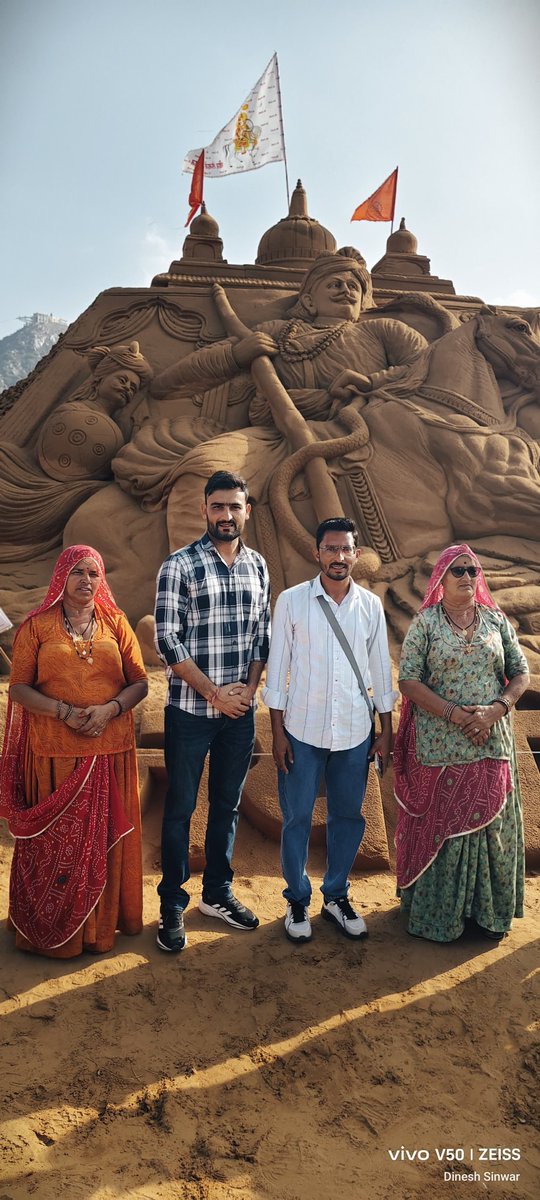 आज मां के साथ पुष्कर मेले की सबसे बड़ी प्रदर्शनी वीर तेजाजी महाराज की मिट्टी की मूर्ति देखी ❣️🙌

दोस्त <a href="/sandartistajay/">Ajay Rawat Sand Artist</a> जी आपकी कला को सलाम करता हूं, आपके हाथ की कलाकारी अविश्वसनीय और अद्भुत है🙌