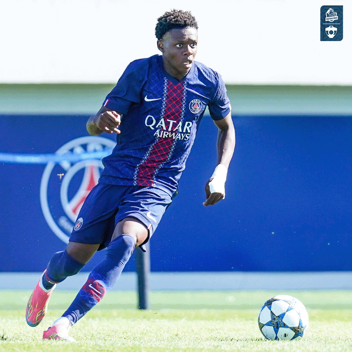 Footballogue's tweet image. Noah Nsoki (18 ans) a fait une entrée de 𝗙𝗢𝗨 𝗙𝗨𝗥𝗜𝗘𝗨𝗫 pour le PSG en Youth League aujourd'hui 🥵

↪ 64' Entrée en jeu 
❌ 69' Provoque un pénalty 𝘯𝘰𝘯 𝘵𝘳𝘢𝘯𝘴𝘧𝘰𝘳𝘮𝘦́ 𝘱𝘢𝘳 𝘑𝘦𝘢𝘯𝘨𝘦𝘢𝘭 
❌ 89' Provoque un pénalty 𝘯𝘰𝘯 𝘵𝘳𝘢𝘯𝘴𝘧𝘰𝘳𝘮𝘦́ 𝘱𝘢𝘳…