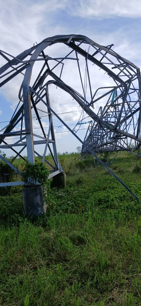 #Cuba 
Así quedaron las torres de alta tensión Cueto - Bayamo 220 kV tras el paso del huracán Melissa. 
Ya se crean las condiciones en todas las áreas para comenzar los trabajos de desmontaje y el montaje de las nuevas torres.