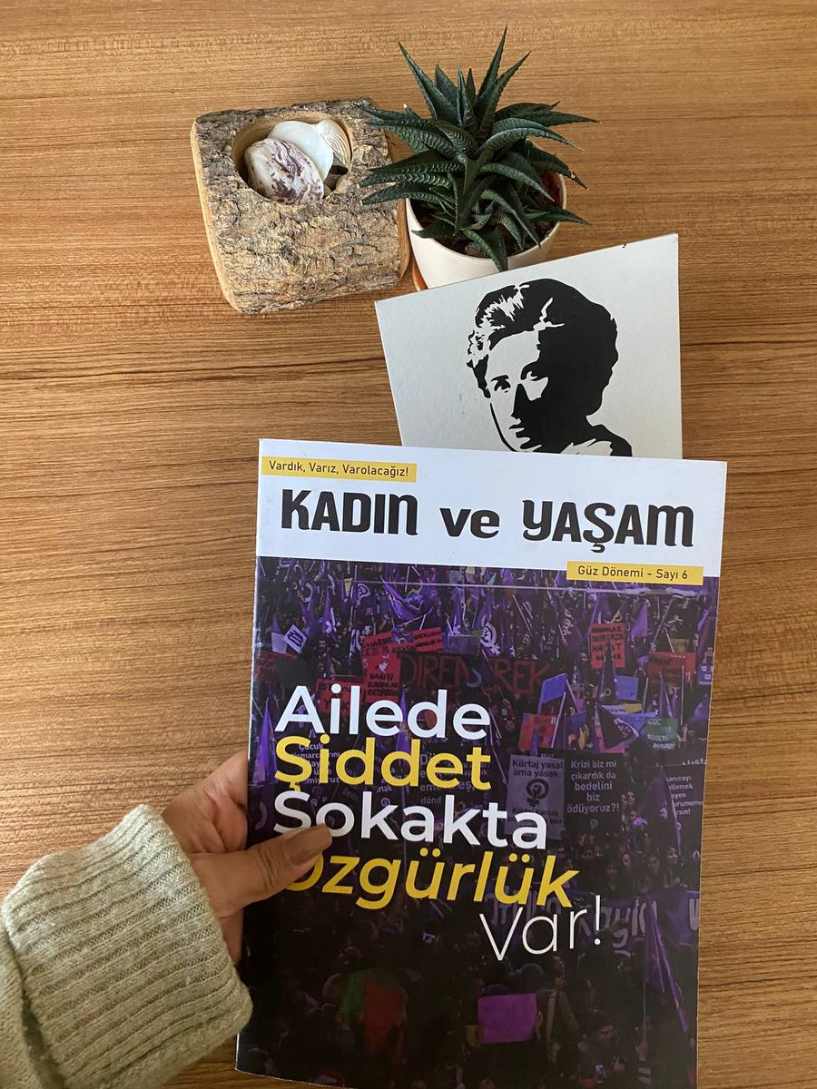 📣 Dergimizin yeni sayısı çıktı!

Kadınların erkek devlet eliyle evde, sokakta, okulda, iş yerinde, yaşamın her alanında karşılaştığı erkek şiddetine karşı buradayız, bir aradayız!

“Ailede şiddet, sokakta özgürlük var!”

Yeni sayımızı okumak için bizimle iletişime geç.