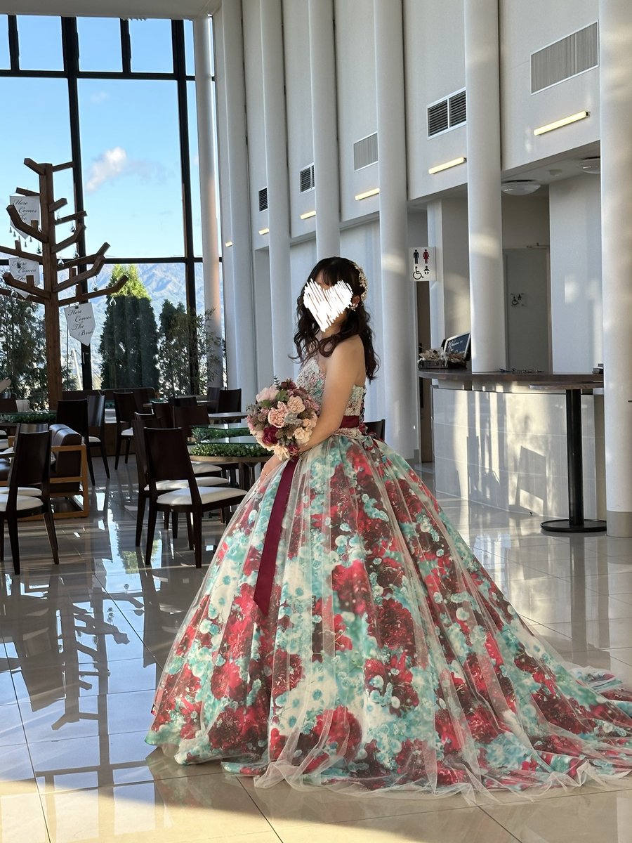notty_tooth's tweet photo. ⑤
カラードレスも大好きな蜷川実花さんのドレス!!🥰
これはもう一目惚れで似合わなくても着たかった笑
赤と水色のお花にチュールがかかったボリューミーなスカートが素敵すぎて。赤いウエストリボンもツボでした💓
蜷川実花さんのデザインほんとに大好きでこれが着れただけでもう大満足😂 https://t.co/iREdhjOGgt