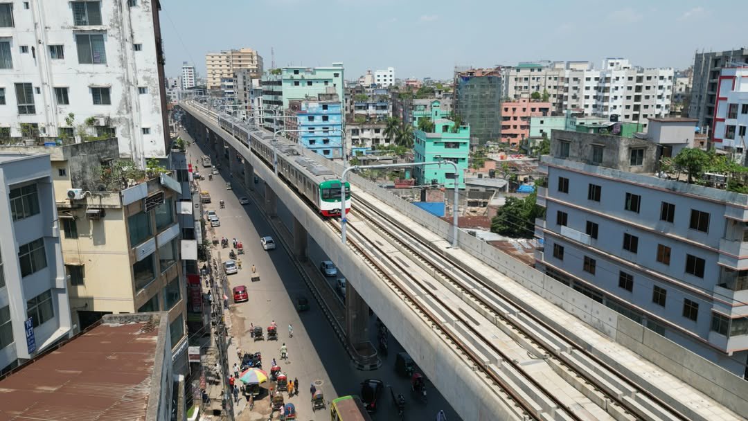 newscastlee's tweet photo. Safety concerns rise after a bearing pad fell at Farmgate metro station, killing one pedestrian. What is the mechanism of bearing pad? Why this happened? What DMTCL have to say on this?

🔗Read more. Check comments.

#DhakaMetro #PublicSafety #Infrastructure #JMConlinemojo https://t.co/TqHyh7QeHn