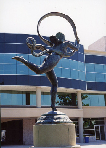 🍬🎨 Happy National Candy Day! Celebrate with art at the Hofstra Museum of Art! Check out Paul Manship's bronze sculpture "Atalanta," depicting the fierce huntress of Greek mythology.
Come Discover the Hofstra Museum of Art!
🎨✨ #NationalCandyDay #HofstraMuseum