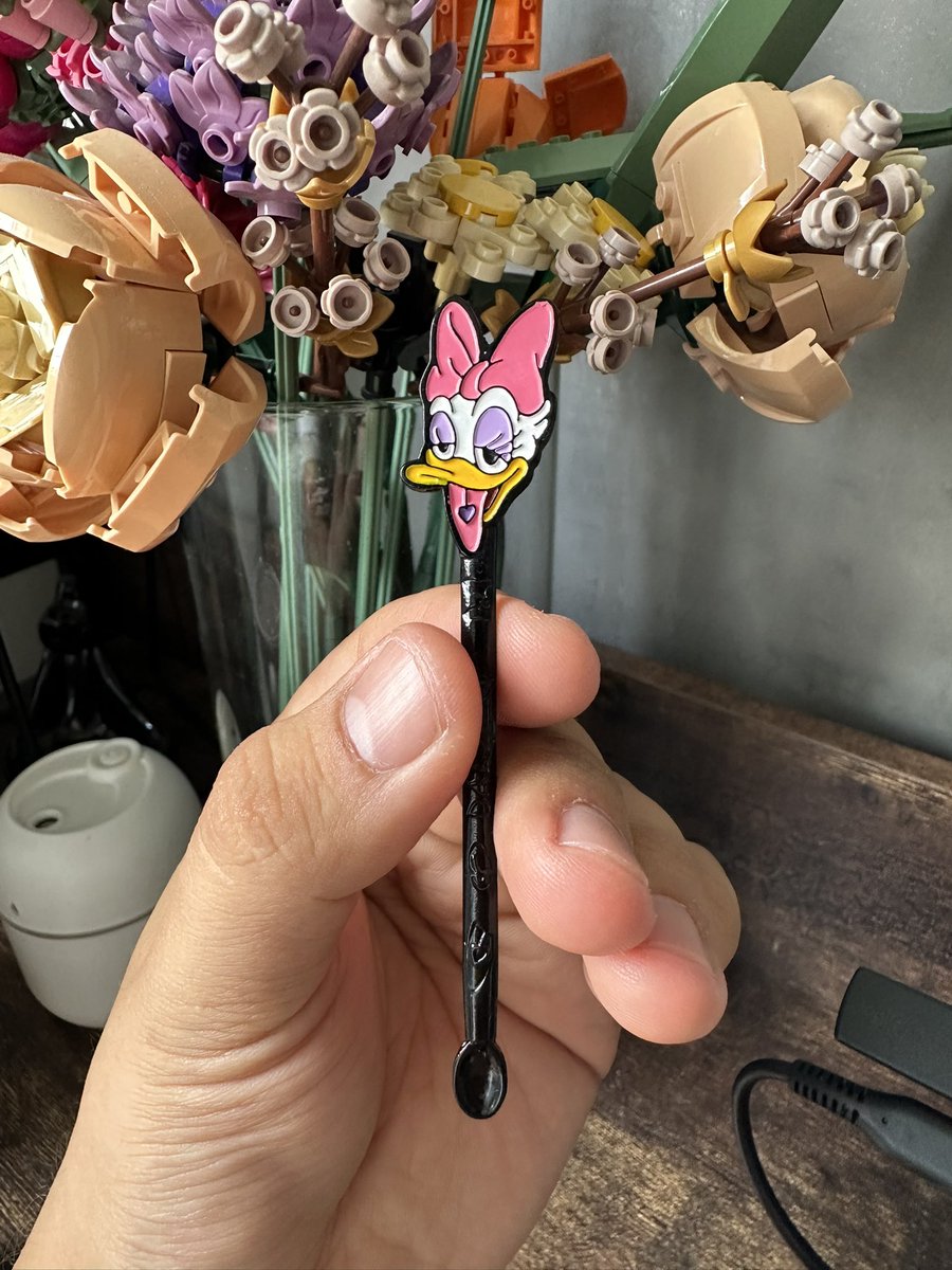 mor9808's tweet image. Este finde soplando a mis amigxs en ritvales, una amiga me dio un regalo regalo porque le recordó a mí y me sale con una pala de daisy llevada jajaja la amo