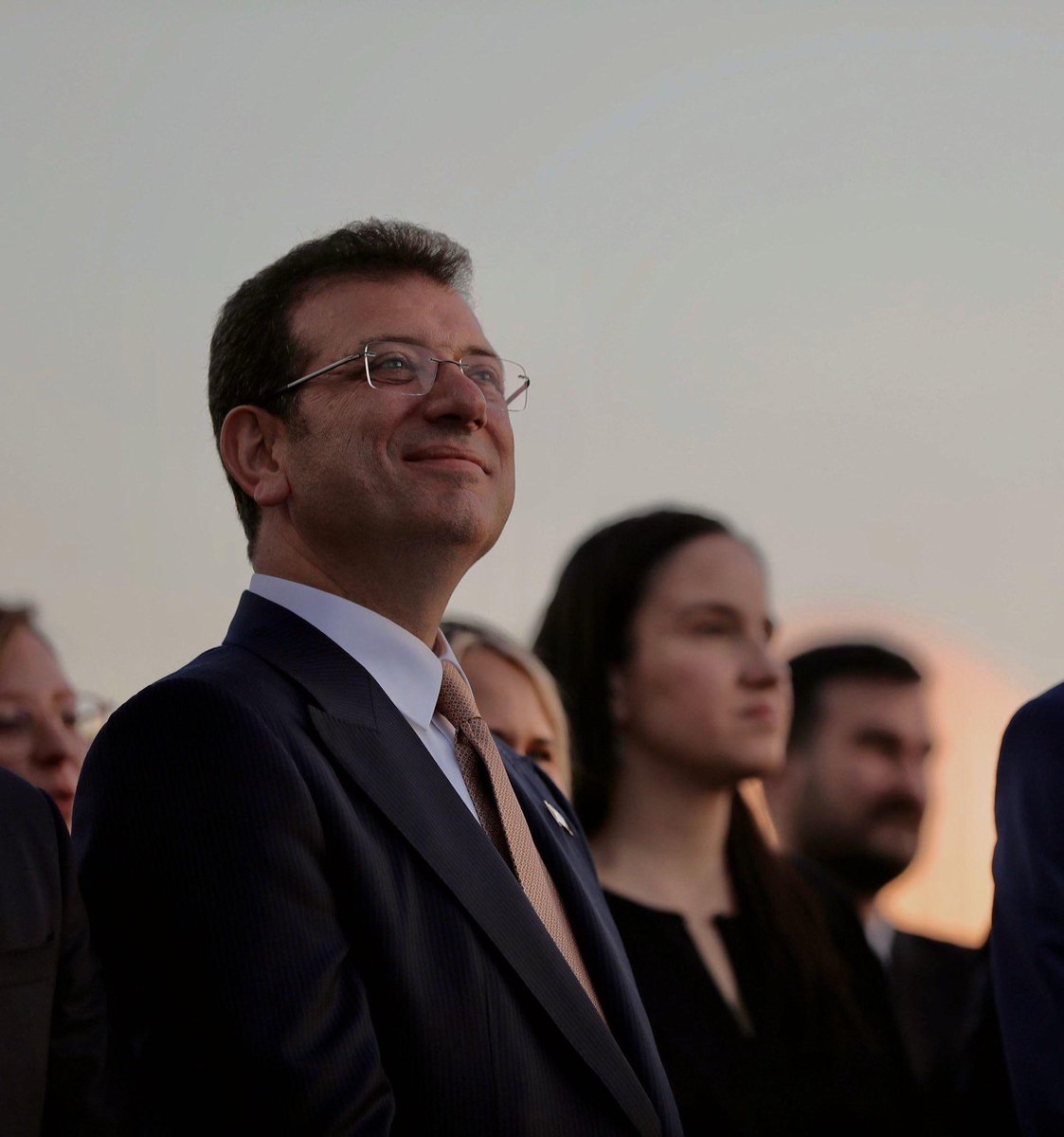 solcugazete60's tweet photo. Ekrem İmamoğlu:

“35 yıllık bütün mal varlığımın hesabını vermeye hazırım. Alnım ak, başım dik.

Talimatı versinler, MASAK ve BDDK bütün siyasetçi ve bürokratların üçüncü derece akrabalarına kadar mal varlıklarını araştırsın.” https://t.co/BZ3Iub40xd