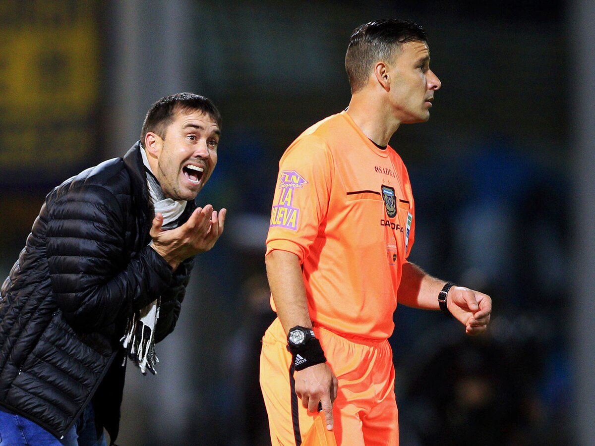 ViejoAuriazul's tweet image. #Central A 10 años del mayor ROBO en la historia del Futbol Argentino, Diego Ceballos, Marcelo Aumente y Ernesto Uziga beneficiaron descaradamente a Boca en esa Final, el día mas negro del Futbol Argentino, ni olvido ni perdón.