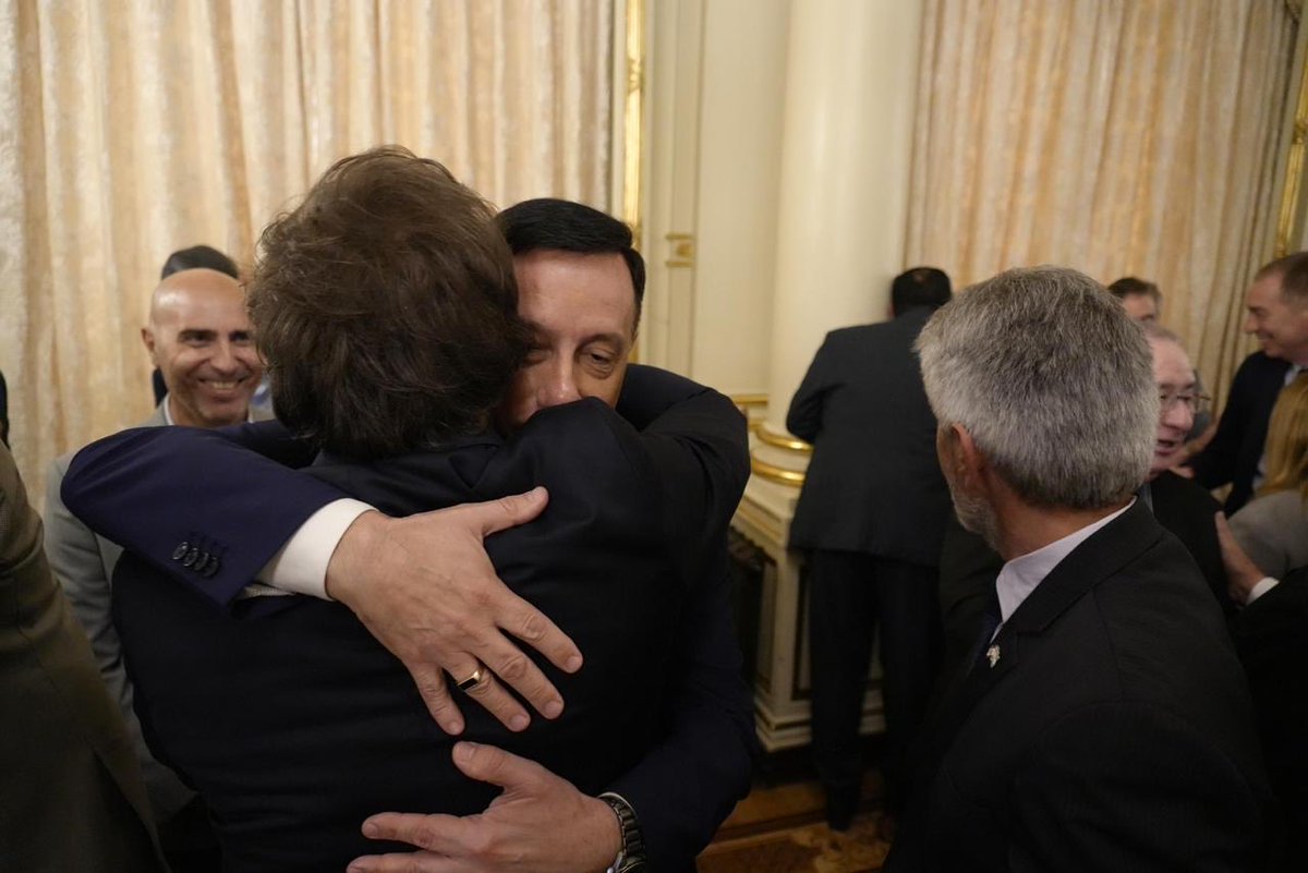 nadiajmarquez's tweet photo. El presidente de la Nación @javiermilei recibió en la Casa Rosada, al Consejo Directivo de #ACIERA y a pastores referentes de todo el país.
Durante este encuentro se conmemoró el aniversario de la Reforma Protestante iniciada por Martin Lutero, culminando con una jornada de oración.
Celebramos este hecho histórico cuando por primera vez pastores y referentes de las Iglesias en todo el país se reunieron en la sede del Ejecutivo Nacional para orar por la Nación y las autoridades.