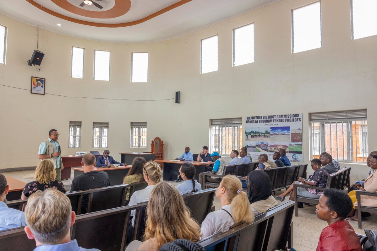 UNICEFUganda's tweet image. In Kamwenge, a refugee hosting district — thanks to support from the Swedish government, @UNICEFUganda-@WFP_Uganda integrated social protection programmes are linking humanitarian aid to sustainable development — for refugees &amp;amp; hosts alike.

#InvestInUGchildren @A_Lennkvist