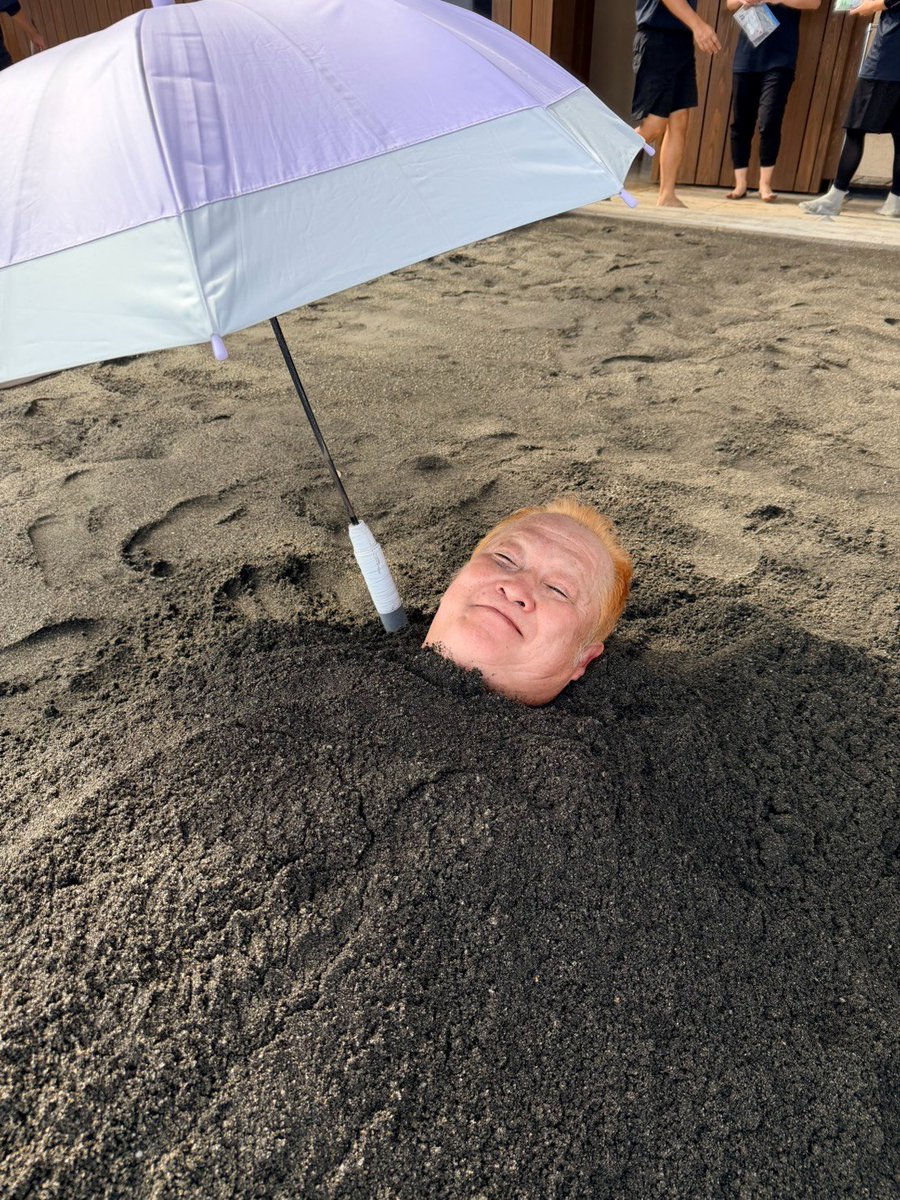 今回の大分では今まで体験した事のない事をしてきました！
そのうちの1つ
砂に埋まってみた(　；∀；)