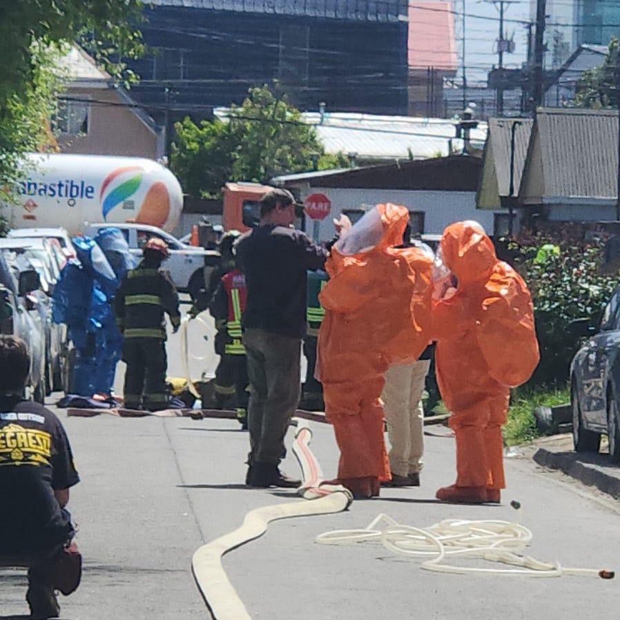 InformaAlMinuto's tweet photo. 🔴AHORA | Trabajo de bomberos por materiales o químicos peligrosos en un inmueble de calle Serrano con Cochrane en Valdivia

El tránsito se encuentra suspendido mientras se realizan las labores por parte de los organismos de emergencia.

#LosRios #ValdiviaCL https://t.co/PC8UVbQ4NY
