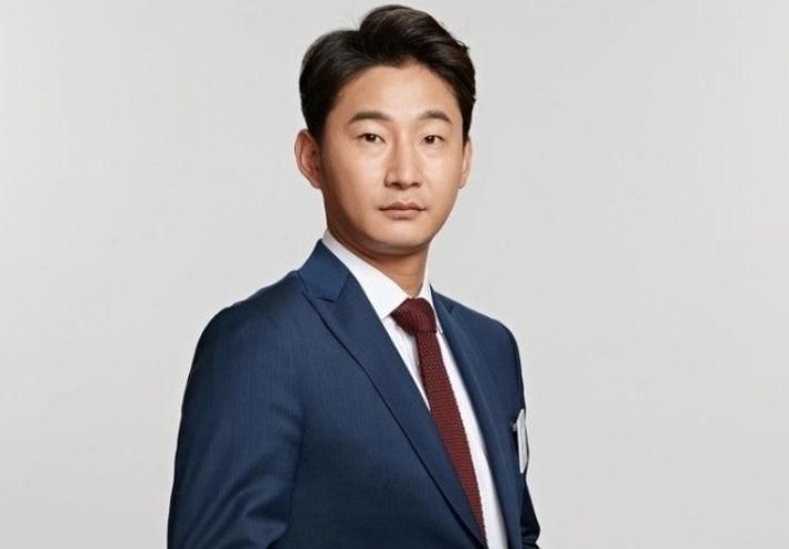 revistakoreain's tweet photo. O ex-jogador #LeeChunSoo, integrante da seleção sul-coreana da Copa de 2002, foi indiciado por fraude após ser acusado de não devolver valores e investimentos que somam mais de 600 milhões de wons.
A defesa nega intenção de fraude e afirma que Lee pretende restituir o dinheiro.
cr: JoongAng Daily