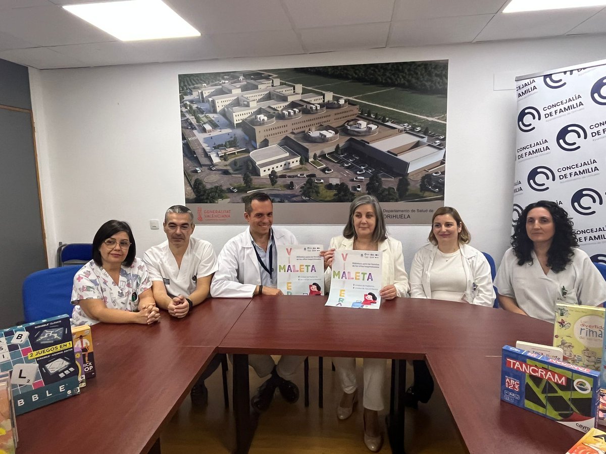 El Dpto. de Salud de Orihuela y la Concejalía de Familias lanzan el proyecto Maleta Viajera.
Los niños hospitalizados podrán disfrutar de libros y juegos gracias al préstamo de la Biblioteca Loaces.
Una iniciativa que fomenta la lectura y humaniza la atención