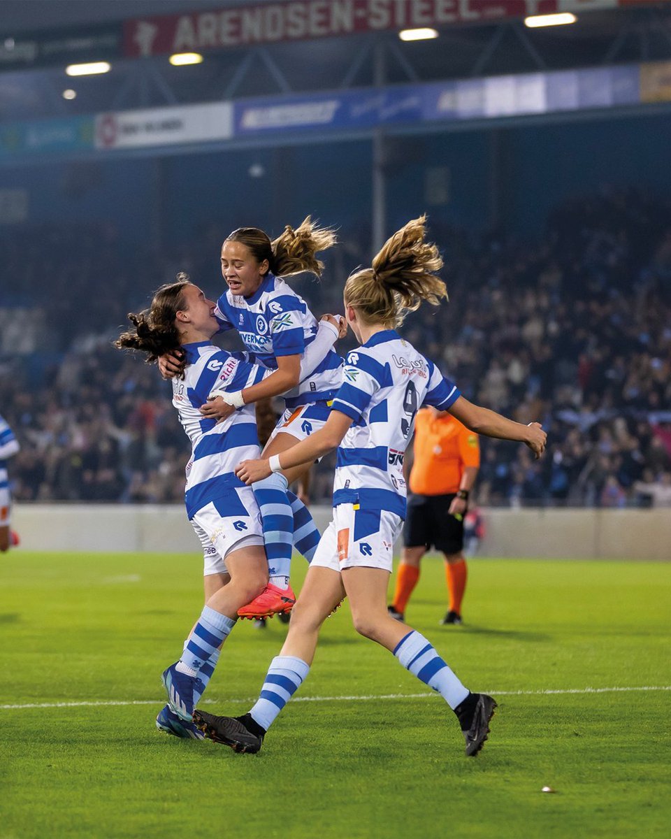 Aankomende vrijdag speelt De Graafschap Vrouwen op De Vijverberg!

Om 19.00 uur nemen zij het op tegen Jong Ajax Vrouwen.

Steun jij onze vrouwen ook?

Haal je kaarten via de link:
kaartverkoop.degraafschap.nl/dashboard

#SamenDRAN #VeurAltied #AchterhoekseTrots