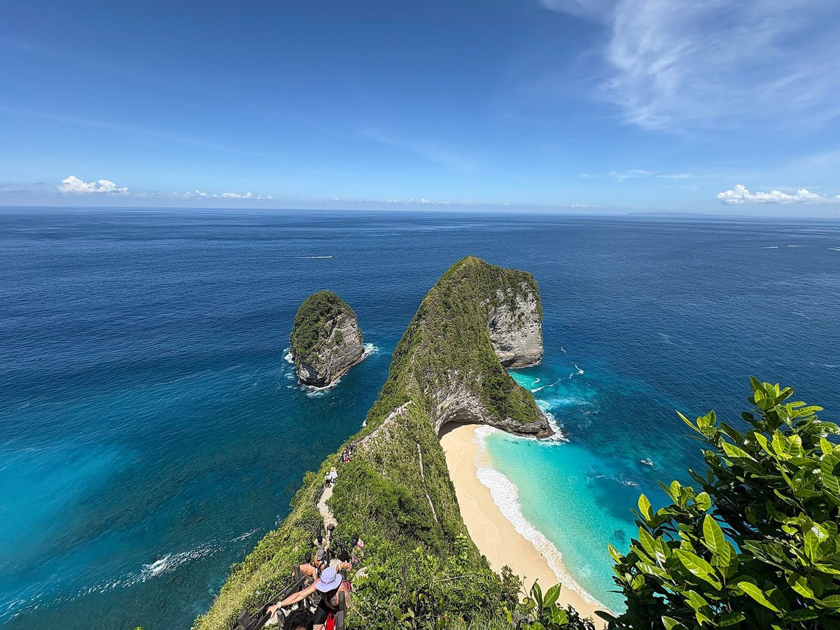 ElevatorWorld's tweet image. Authorities in #Bali, #Indonesia, have ordered a halt to construction of a controversial #glasselevator at #KelingkingBeach after widespread criticism over #environmental damage, @Yahoo is among outlets to report. (photo by Chainwit for @Wikipedia) buff.ly/7zCU8dR