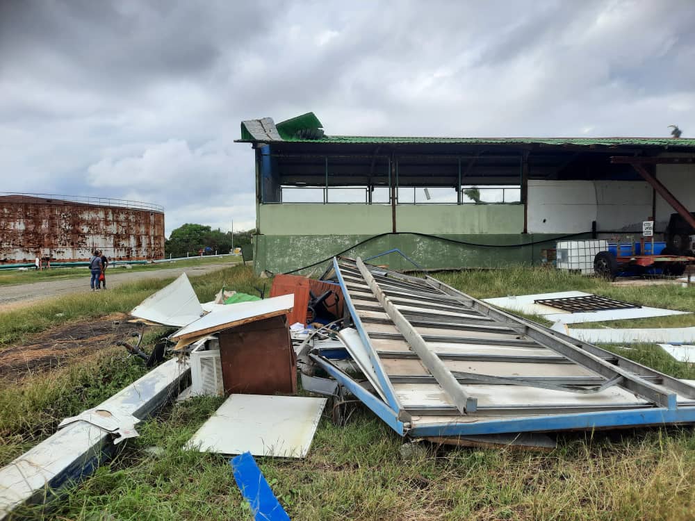 🌪️ Afectaciones por el Huracán Melissa en nuestras instalaciones.
El paso del Huracán Melissa dejó importantes daños en nuestras bases terminales y en la División. La mayor afectación se registró en el Tanque 2, que se encontraba en proceso de reparación por la empresa EMPET