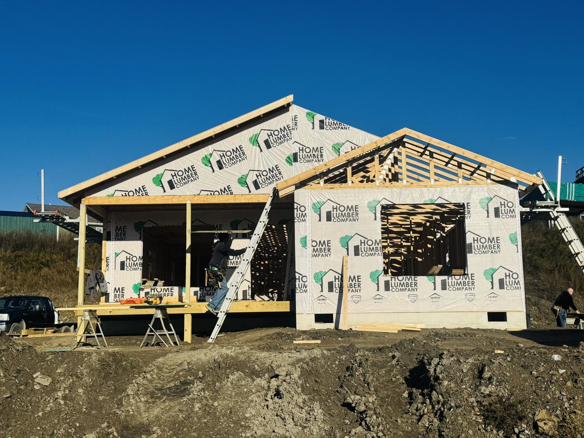HDAHOME1's tweet image. 🏗️ Our Hope Building crew is raising the roof on a new home at Blue Sky! Under HDA carpenters Josh and Ricky, these men in recovery are gaining skills, confidence &amp;amp; building hope for East KY families. 💪 🏠 #HopeBuilding #RecoveryThroughWork #AffordableHousing #EasternKYStrong