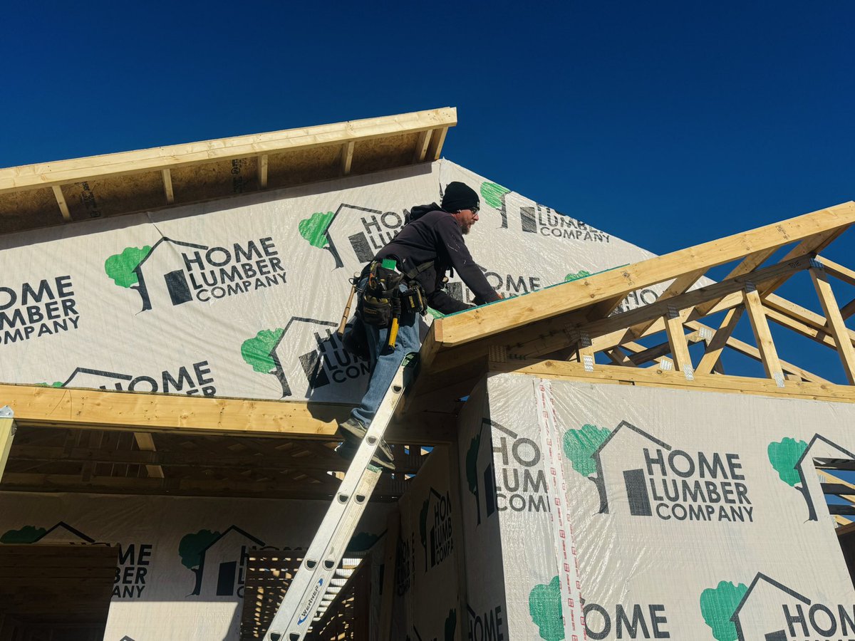 HDAHOME1's tweet image. 🏗️ Our Hope Building crew is raising the roof on a new home at Blue Sky! Under HDA carpenters Josh and Ricky, these men in recovery are gaining skills, confidence &amp;amp; building hope for East KY families. 💪 🏠 #HopeBuilding #RecoveryThroughWork #AffordableHousing #EasternKYStrong