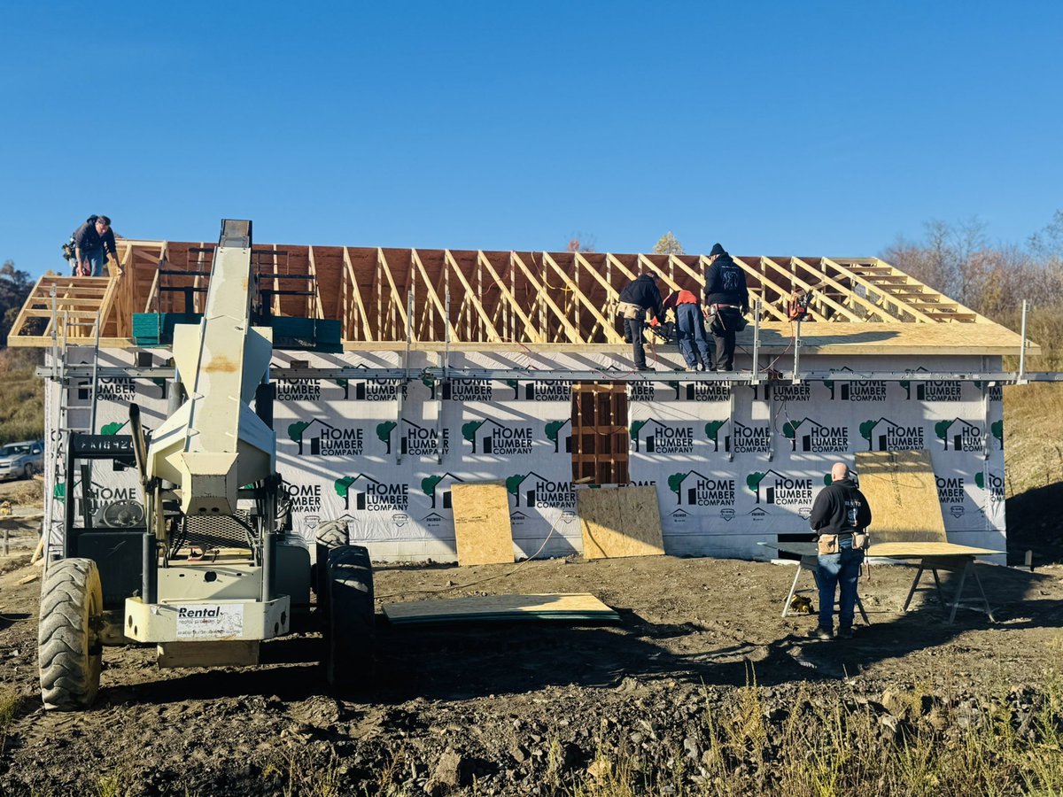 HDAHOME1's tweet image. 🏗️ Our Hope Building crew is raising the roof on a new home at Blue Sky! Under HDA carpenters Josh and Ricky, these men in recovery are gaining skills, confidence &amp;amp; building hope for East KY families. 💪 🏠 #HopeBuilding #RecoveryThroughWork #AffordableHousing #EasternKYStrong