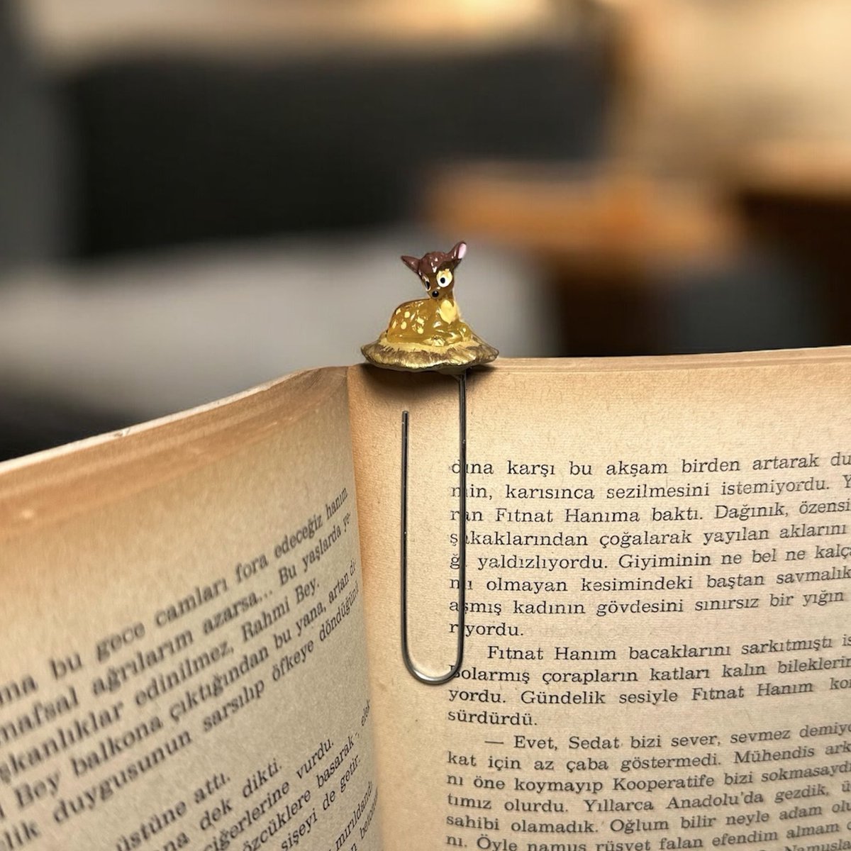 herkese selam! ✨🎀
benim minik bir ayraç atölyem var. yeni sayılabilecek bir işletmeyim. fakültem güzel sanatlar. ayraçlarımın her aşamasını şekillendirme, boyama, paketleme kendim yapıyorum. genelde kitaplar ve ajandalar için tercih ediliyor. reklam değildir, sadece paylaşmak