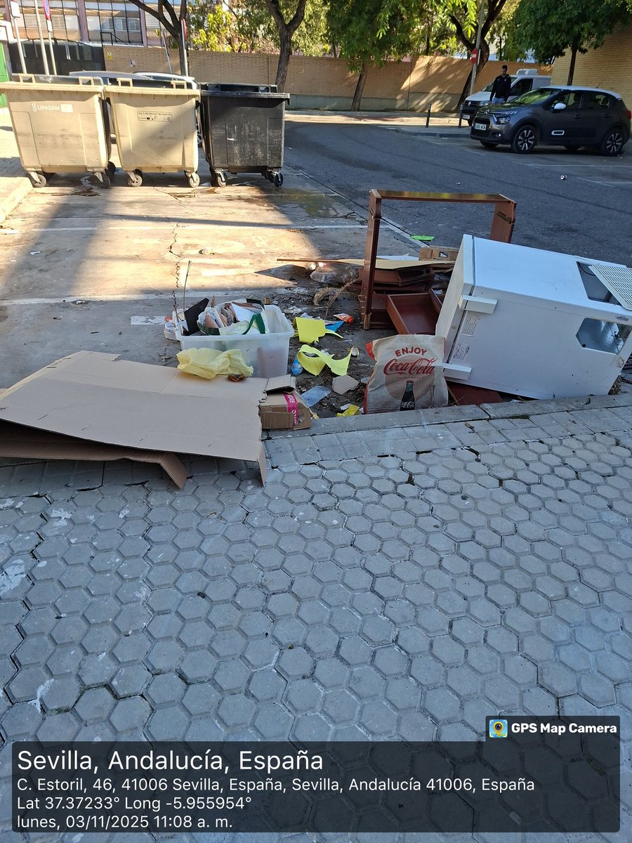 Como Vds. verán esta foto está hecha ayer Lunes. Pues todavía hoy permanece así la zona. 
<a href="/LipasamSevilla/">Lipasam</a> 
<a href="/eveliarincon/">Evelia Rincón</a> <a href="/pepelugomoreno/">José Lugo Moreno</a>
<a href="/PatricioLeonR/">Patricio León Roca</a>
<a href="/DtoCerroAmate/">Distrito Cerro-Amate (Sevilla)</a>