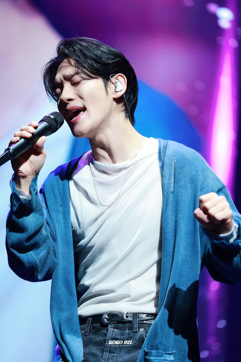 20251012 CHEN CONCERT &lt;Arcadia&gt;DAY 2

想念只让自己苦了自己，爱上你是我情非得已。

#CHEN #첸 #김종대 #Arcadia
<a href="/CHEN_INB100/">CHEN_official</a>