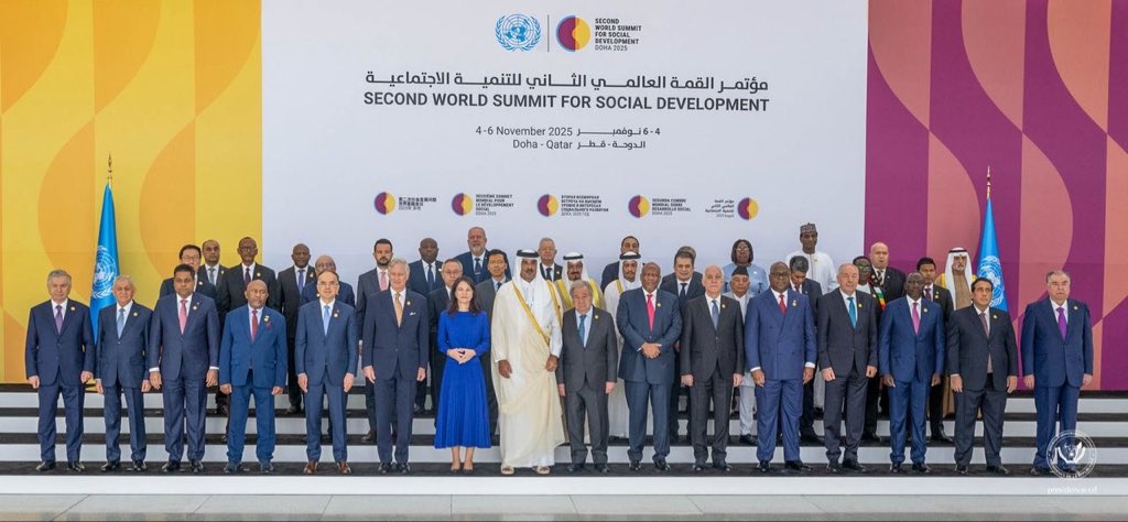 le_lepleni01's tweet photo. SOMMET DE DOHA : LE PRÉSIDENT FÉLIX TSHISEKEDI A PRÉSENTÉ LE PLAN DE DÉVELOPPEMENT SOCIAL DE LA RDC

Doha, mardi 04 novembre 2025
Cellcom / https://t.co/XZJo8yTfBu 

Ce mardi 04 novembre, le Président de la République Félix Antoine Tshisekedi Tshilombo s’est exprimé du haut de la tribune du Centre national des congrès du Qatar, à l’occasion de l’ouverture du Deuxième sommet mondial pour le développement social, un événement organisé par les autorités qataries, sous l’égide de l’Assemblée générale des Nations Unies.

Dans son allocution de quelques minutes, le Chef de l’État a fait savoir que le développement social n’a de sens que s’il place la dignité humaine au cœur de l’action publique. Il a révélé que la République Démocratique du Congo (RDC) a choisi de faire du développement social le cœur de son projet national avec un cap clair : reconstruire un pays plus juste, plus équitable, plus solidaire.

« Dès le début de mon mandat, j’ai engagé le pays dans une transformation profonde de notre modèle de développement : rompre avec une vision purement extractive et centralisée, pour bâtir une économie tournée vers l’humain, vers la justice sociale, vers l’égalité des chances entre territoires, et vers la paix », a indiqué le Président de la République.

Convaincu qu’aucune paix durable n’existe sans justice sociale, le Chef de l’État a informé l’assistance que la RDC a entrepris une réforme ambitieuse fondée sur la Couverture Santé Universelle et l’éducation pour tous en commençant par la gratuité de l’enseignement de base.

« Depuis 2023, les soins sont gratuits pour les femmes enceintes, les mères et les nouveau-nés. Cela signifie que donner la vie ne doit plus être un risque financier ni une condamnation à la précarité. C’est une avancée historique vers l’accès équitable aux soins pour les plus vulnérables », a-t-il déclaré. 

Au chapitre de l’éducation, le Président de la République a affirmé : « nous avons rendu l’enseignement primaire gratuit depuis 2020. Plus de 5 millions d’enfants ont pu aller à l’école ou y retourner. 5 millions d’enfants : ce sont 5 millions d’histoires individuelles qui ne basculeront pas dans l’analphabétisme et l’exclusion ».

Poursuivant sur ce dossier, il a révélé que « pour consolider cette réforme et lutter contre l’inégalité des chances, nous déployons un programme national d’alimentation scolaire, afin qu’aucun enfant n’abandonne l’école parce qu’il a faim ».

Pour clore son discours, le Chef de l’État a rassuré que « la RDC croit en un avenir où la justice sociale cessera d’être une promesse et deviendra un droit effectif. Elle y travaille, chez elle, chaque jour, malgré les épreuves. Elle est prête à y travailler avec vous, à vos côtés, dans un esprit de responsabilité et de respect mutuel ».

Organisé trente ans après la première édition à Copenhague, au Danemark, le sommet de Doha vise à accélérer l’éradication de la pauvreté, la promotion de l’emploi plein et productif et du travail décent, ainsi que l’inclusion sociale, afin que personne ne soit laissé de côté dans un monde de plus en plus complexe et interconnecté.