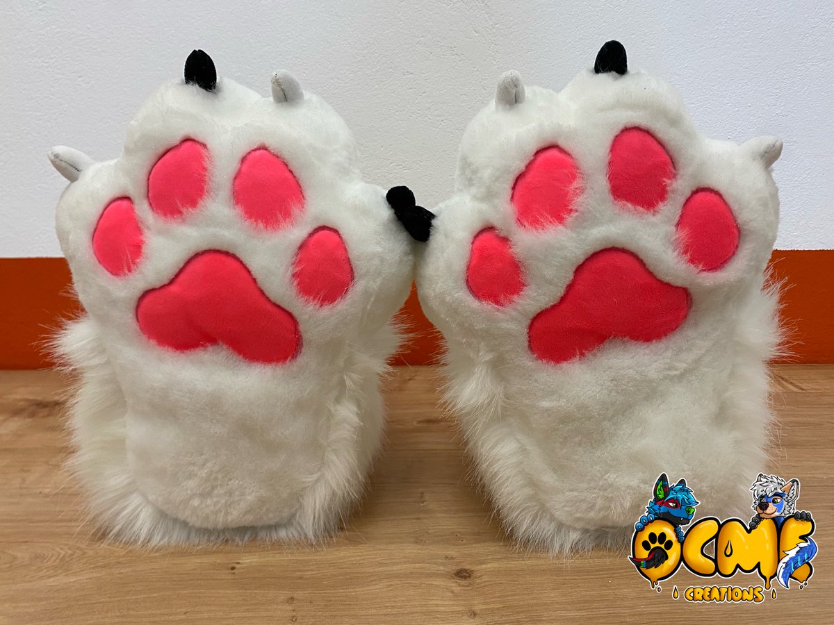 Die Indoor feetpaws der Wölfin mit Minkykrallen sind fertig 

The wolfes indoor feetpaws with minkyclaws are finished