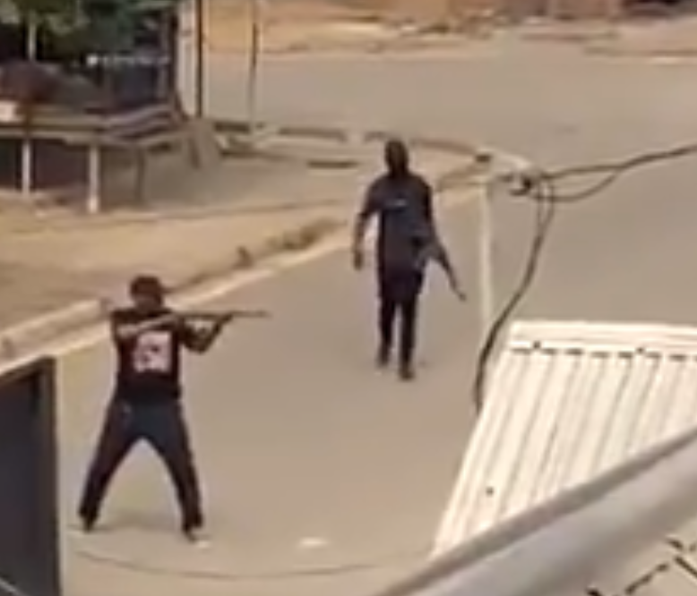 BenDoBrown's tweet photo. The same plain-clothed individuals seen shooting along this main street in Dar Es Salaam, were later recorded shooting in back streets (in footage uploaded by @mangekimambi https://t.co/aE7kqX68iU)

Note the same individual wearing the same black shirt with logo and cap. https://t.co/GJaG5Hg0Nc