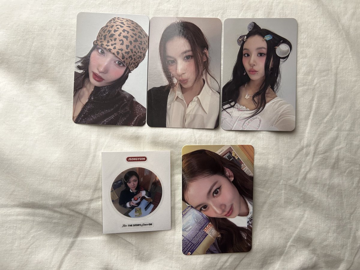 ___tzuyu614's tweet photo. TWICE トレカ 交換
the story goes on

【譲】1枚目
(封入モモサナ↔ツインテールミナ優先）

【求】2.3枚目 ツウィ、ミナ(💖>その他)

◎複数枚交換可能な方優先です🙇‍♀️

お気軽にリプお待ちしております！

 #TWICEトレカ交換 #TWICE交換 https://t.co/L1t6HgVWbS
