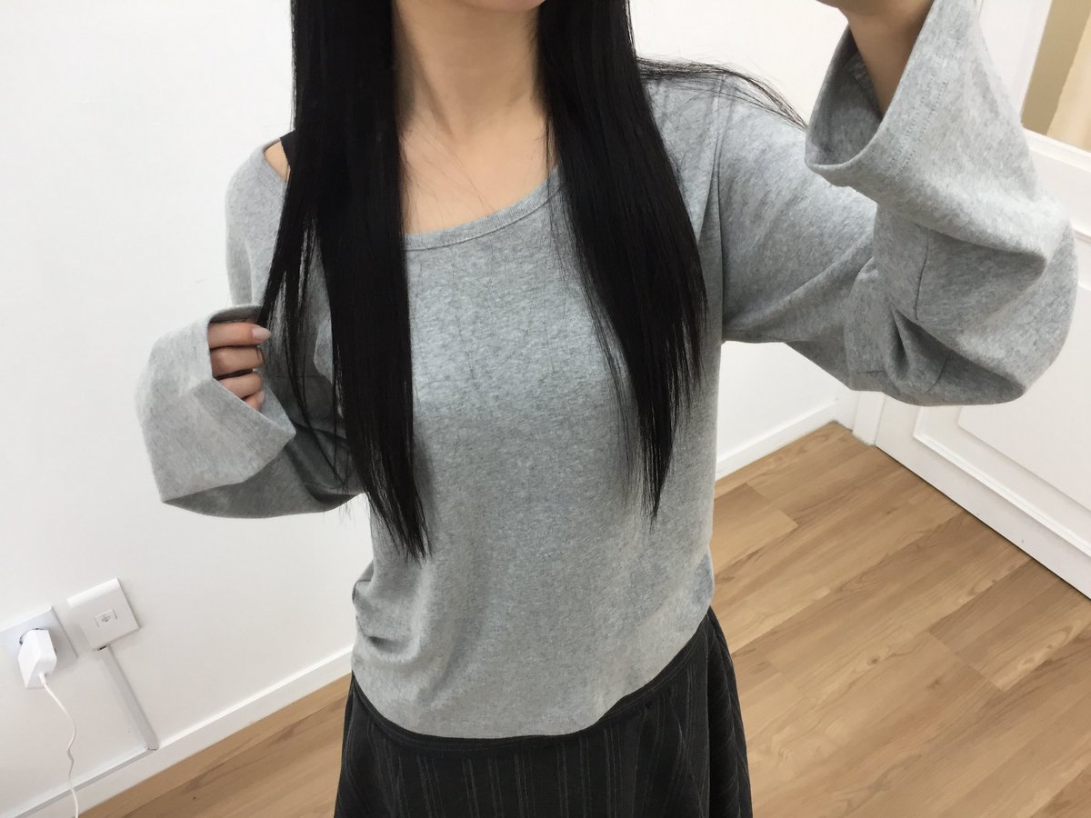 wee_00321's tweet photo. 넓은어깨 + 굵은뼈대 소녀들아
제발 이 긴팔티를 입어줘
(본인 어깨 거즘50) https://t.co/ZIMmKPeS1q