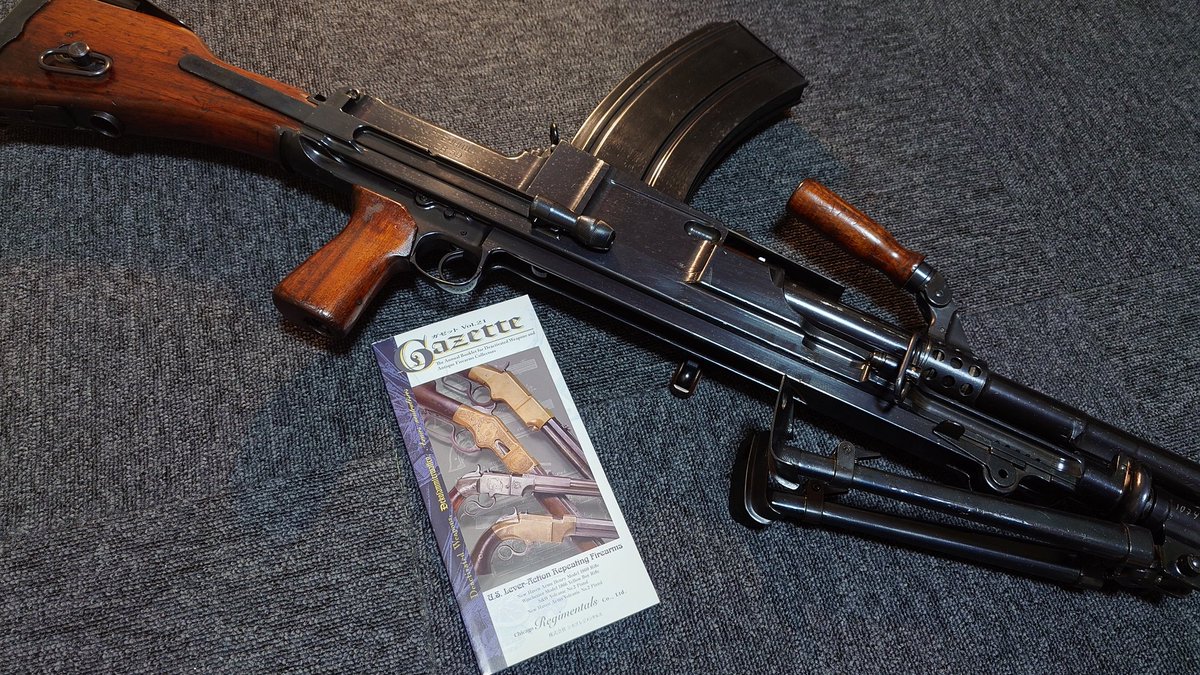 金属製の槍 赤い房飾り付き 金属製の槍 赤い房飾り付き 金属製の槍