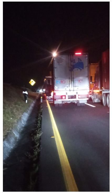 FMCEMonitoreo's tweet photo. Buen dia 

Se comparte reporte :
Nuestro operador nos reporta ALTO TOTAL  por accidente de unidad en Carretera Atlacomulco - Zapotlanejo Zinapécuaro MX-MIC
Coordenadas:19.89113, -100.90677 .
@CAPUFE @GN_Carreteras @Kikooman83 @Thermokineros @redviacorta https://t.co/lKbGUBtBEu